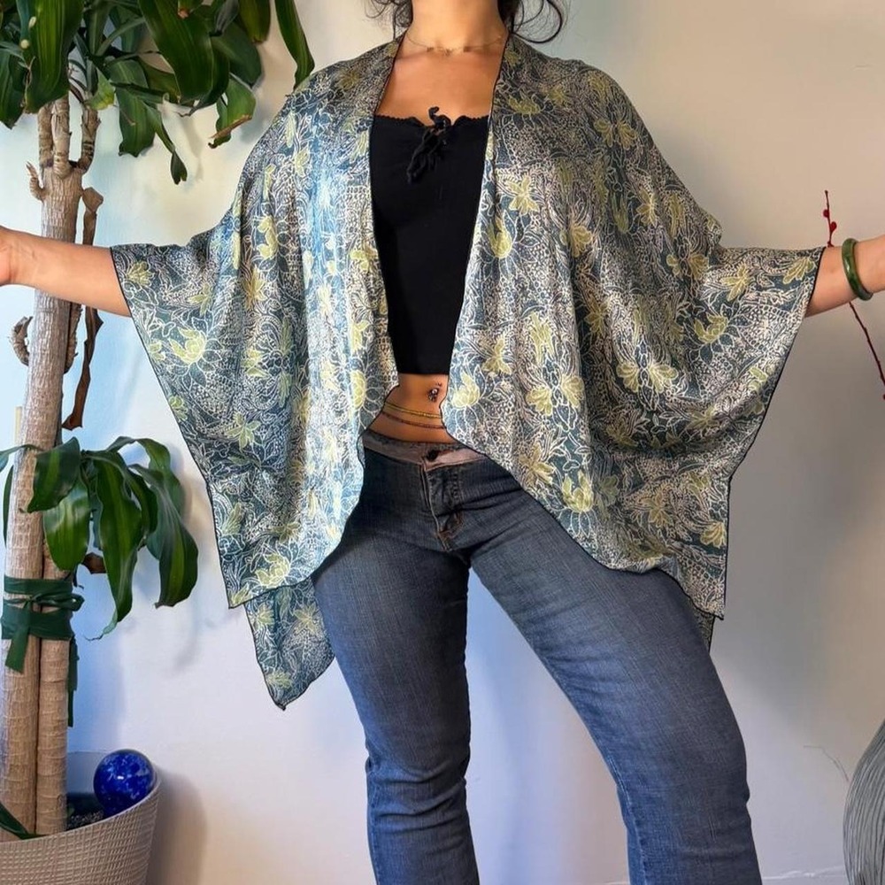 Subtle Luxury 100% Silk Green Blue Floral Kimono Coverup Shrug One Size OS